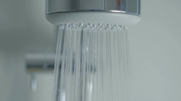 水飛沫で現代のシャワーヘッドを閉じます シャワーバスルームの清掃衛生習慣 — ストック動画