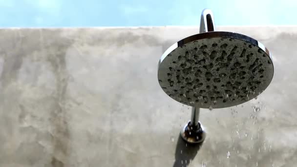 Sprcha Hlava Tekoucí Vodou Detailní Koncepce Čisté Relaxace Koupání Zdravotní — Stock video