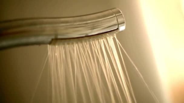 シャワーヘッドから水が噴き出す浴室の蛇口から走るスローモーションが流れる — ストック動画