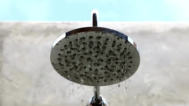 Water Sprays Uit Douchekop Splash Out Running Faucet Badkamer Stromende — Stockvideo