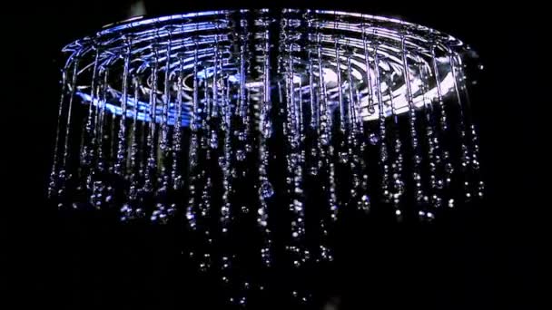 Badezimmer Wasser Fließt Aus Dem Modernen Silbernen Duschkopf Kalt Baden — Stockvideo
