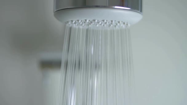 Prysznic Zbliżenie Woda Głowa Wylewanie Czystej Wody Mokra Stal Szlafrok — Wideo stockowe