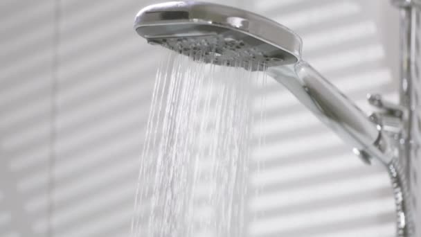 Prysznic Łazienka Kroplami Wody Płynącej Ciała Care Concept Video Stock — Wideo stockowe