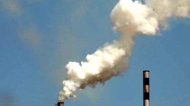 Endüstri bacasından gelen hava kirliliği HD duman görüntüleri