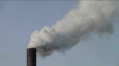 Endüstri bacasından gelen hava kirliliği HD duman görüntüleri