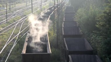 Kömürlü vagonlar tren raylarıyla 4K HD ile taşınıyor.