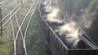 Kömürlü vagonlar tren raylarıyla 4K HD ile taşınıyor.