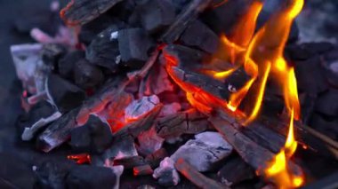Yanan kömür madeni sıcak kömürleri 4k HD enerji yığar