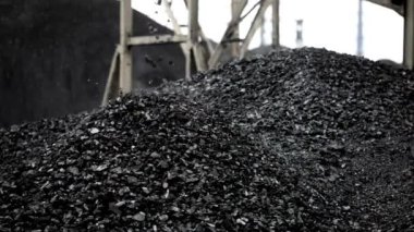 büyük bir kömür madeni yığını yükleniyor