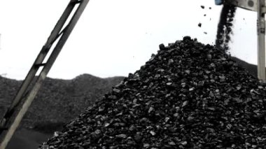 büyük bir kömür madeni yığını yükleniyor