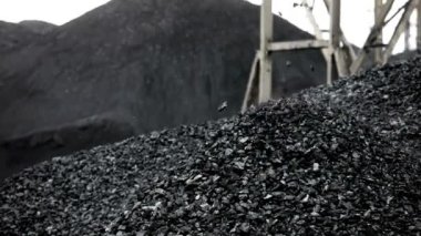 büyük bir kömür madeni yığını yükleniyor
