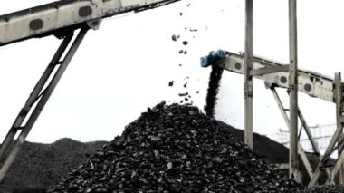 büyük bir kömür madeni yığını yükleniyor