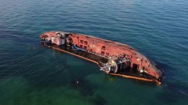 çevresel hasar taşıyan gemi enkazı