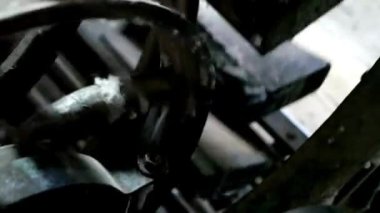 Tekstil Endüstrisi Spinning Machine iplikleri dokuyor, otomatik olarak fabrikada çalışıyor. endüstriyel üretim iş başında