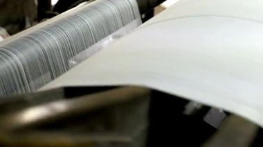 Tekstil fabrikasında dokuma tezgahı, yakın plan. Endüstriyel kumaş üretim hattı Spinning fabrikası, kumaş üretimi, ipek iplik, keten ve sentetik