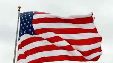 Amerika Birleşik Devletleri 'nde Amerikan Bayrağı Dalgalanması Mavi Amerikan Bayrağı - Yavaş Hareket - 4K Vatansever 4 Temmuz