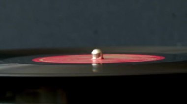 Vinil plak döndürme eski klasik müzik çalar