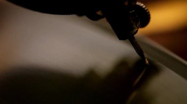 gramofon klasik müzik plağı çalıyor