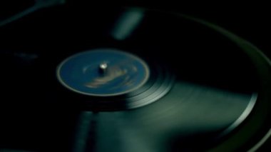 Dönen vinil plak DJ müziği
