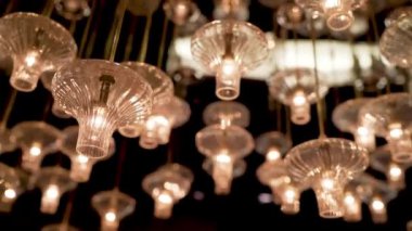 Düğün iç tasarım konsepti video dekoratif lambalar ve yemek masası için çiçekler.