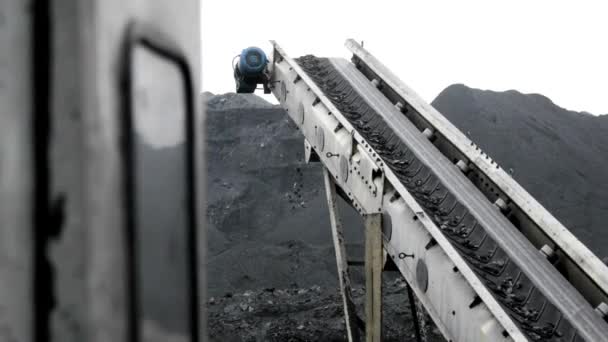 炭鉱コンベアベルトマシンのロード石炭鉱山4K — ストック動画
