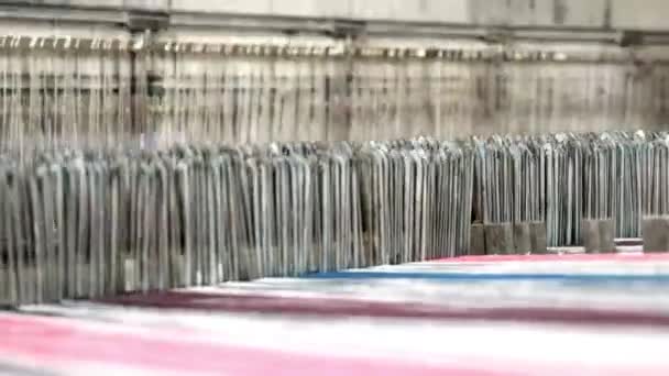 Indústria Têxtil Fiação Máquina Tear Tecelagem Fios Trabalhando Automaticamente Uma — Vídeo de Stock