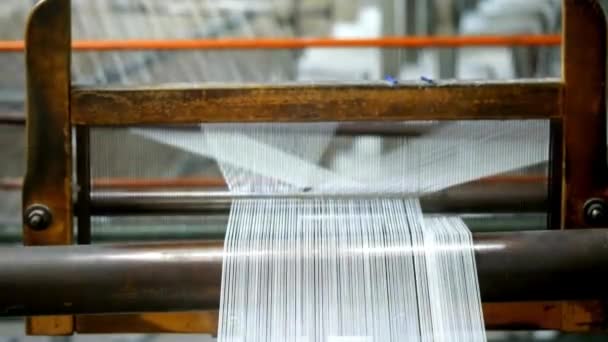 自動機械付きの製造ファブリック現代の繊維工場 繊維産業 衣服の背景のための織物を生産する産業用ルーム — ストック動画