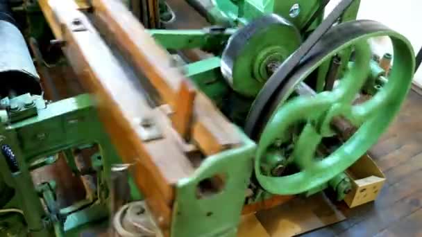 Vävning Vävstol Textilfabrik Närbild Industritygslinje Spinnfabrik Tillverkning Tyger Tråd Natursilke — Stockvideo