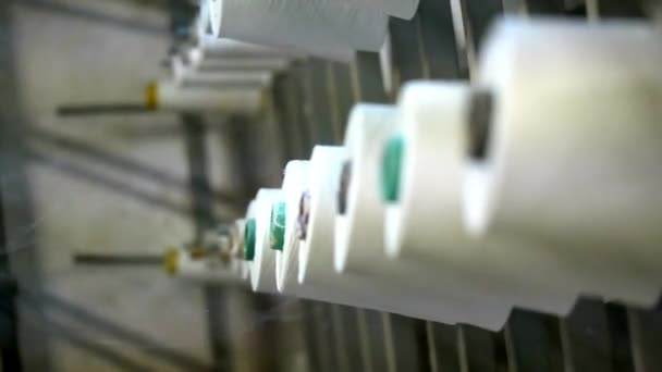 Nahaufnahme Spulen Aus Garn Weißer Faden Industrielle Verzerrungsmaschine Textilfabrik Maschinenspulen — Stockvideo