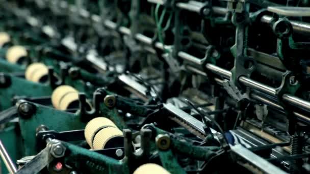 産業用パワー織機現代の繊維工場の自動化技術金属機械は工場を背景に糸で動作します — ストック動画