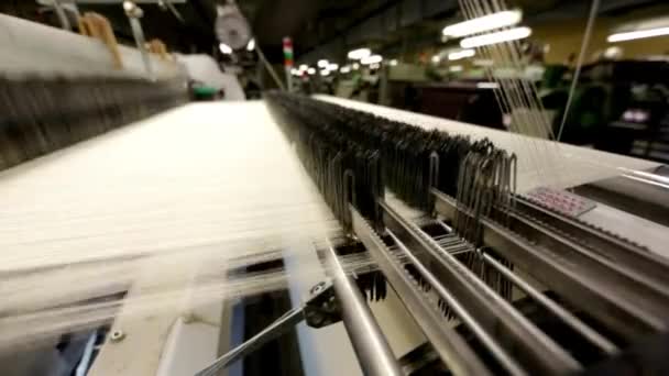 Herstellung Von Textilien Mit Automatisierten Maschinen Moderne Textilfabrik Textilindustrie Industrieller — Stockvideo