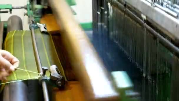 Textilindustrie Spinnmaschine Webstuhl Webfäden Arbeitet Automatisch Einer Fabrik Industrieproduktion Bei — Stockvideo