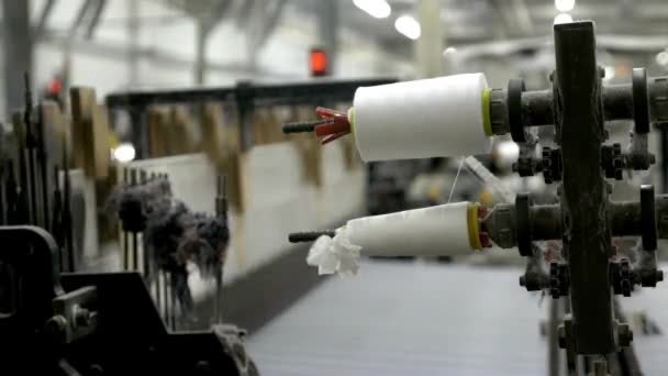 Detailní Cívky Příze Bílé Nitě Průmyslové Kroucení Stroje Textilním Závodě — Stock video