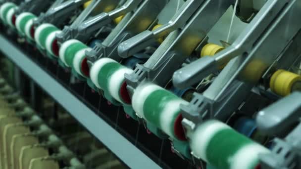 Nahaufnahme Spulen Aus Garn Weißer Faden Industrielle Verzerrungsmaschine Textilfabrik Maschinenspulen — Stockvideo