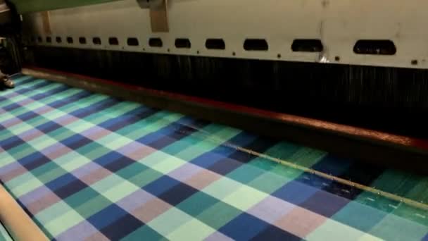 自動機械付きの製造ファブリック現代の繊維工場 繊維産業 衣服の背景のための織物を生産する産業用ルーム — ストック動画