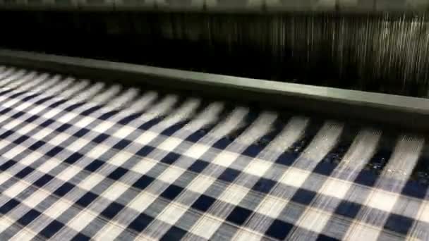 Tekstil Fabrikasında Dokuma Tezgahı Yakın Plan Endüstriyel Kumaş Üretim Hattı — Stok video