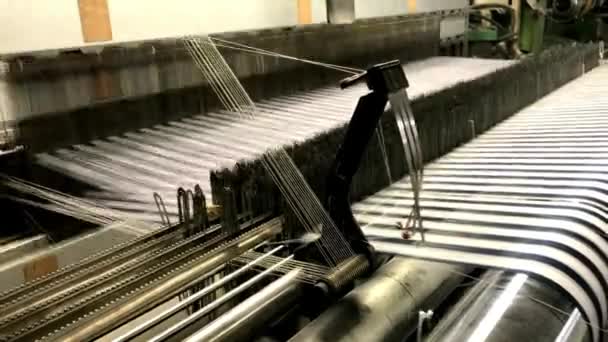 織物工場で織機を織り 閉じます 工業用ファブリック製造ライン紡績工場 織物の生産 リネン 合成繊維の糸 — ストック動画