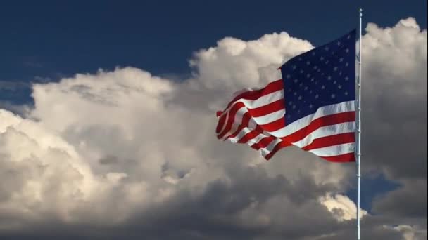 Αμερικανική Σημαία Κυματίζει Στις Ηνωμένες Πολιτείες Της Αμερικής Ουρανό Μπλε — Αρχείο Βίντεο