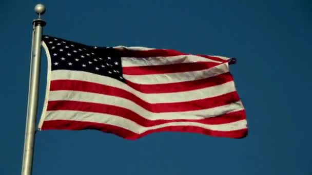 Αμερικανική Σημαία Κυματίζει Στις Ηνωμένες Πολιτείες Της Αμερικής Ουρανό Μπλε — Αρχείο Βίντεο