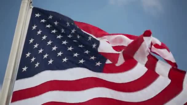 Amerikan Bayrağı Gökyüzüne Karşı Dalgalanıyor Vatanseverlik Kırmızı Dalgalı Vatanseverlik Sembolü — Stok video