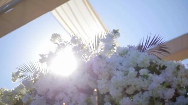 婚宴桌上的白花餐厅里的婚宴装饰 仪式和婚礼 室内婚宴百合花背景 — 图库视频影像
