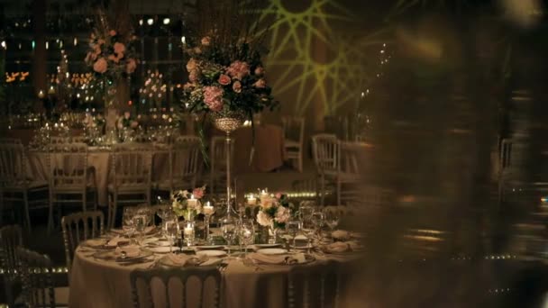 結婚式の宴会のテーブル 結婚式の飾り プレート カトラリーフラワーパーティーのレセプションの誕生日 記念日で装飾されたテーブル — ストック動画