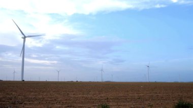 Rüzgar türbini jeneratörü enerji santrali HD