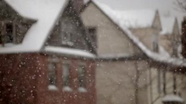 House kış kulübesi karlı sonbahar arka planında.