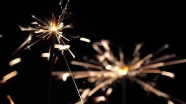 Yeni yıl partisinin kapanışı siyah arka planda parlayan güzel havai fişek kutlamaları Independence