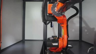 modern robot kolu mekanik güç bilgisi çelik servis geliştirme endüstrisinde çalışıyor.