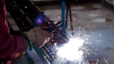 ev yapımı malzemeler için demiri ve çerçeveleri birbirine bağlayan kaynaklama işi 4k HD