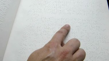 Kör adam Braille metni okuyor. Yakın çekim el ve parmak engelli kişi.