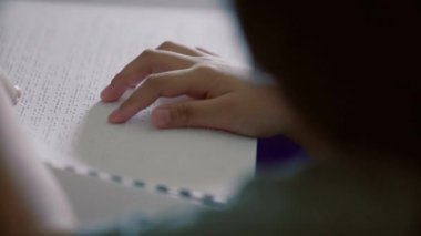 Engelli kör insan Braille kitap dünyasını okuyor.