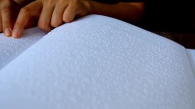 Engelli kör insan Braille kitap dünyasını okuyor.
